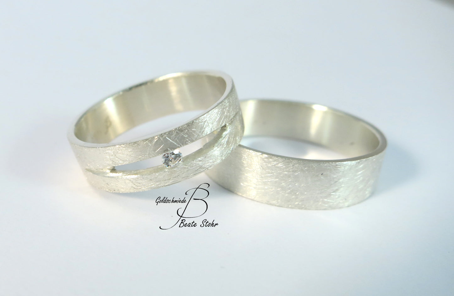 Paar Trauringe mit Diamant