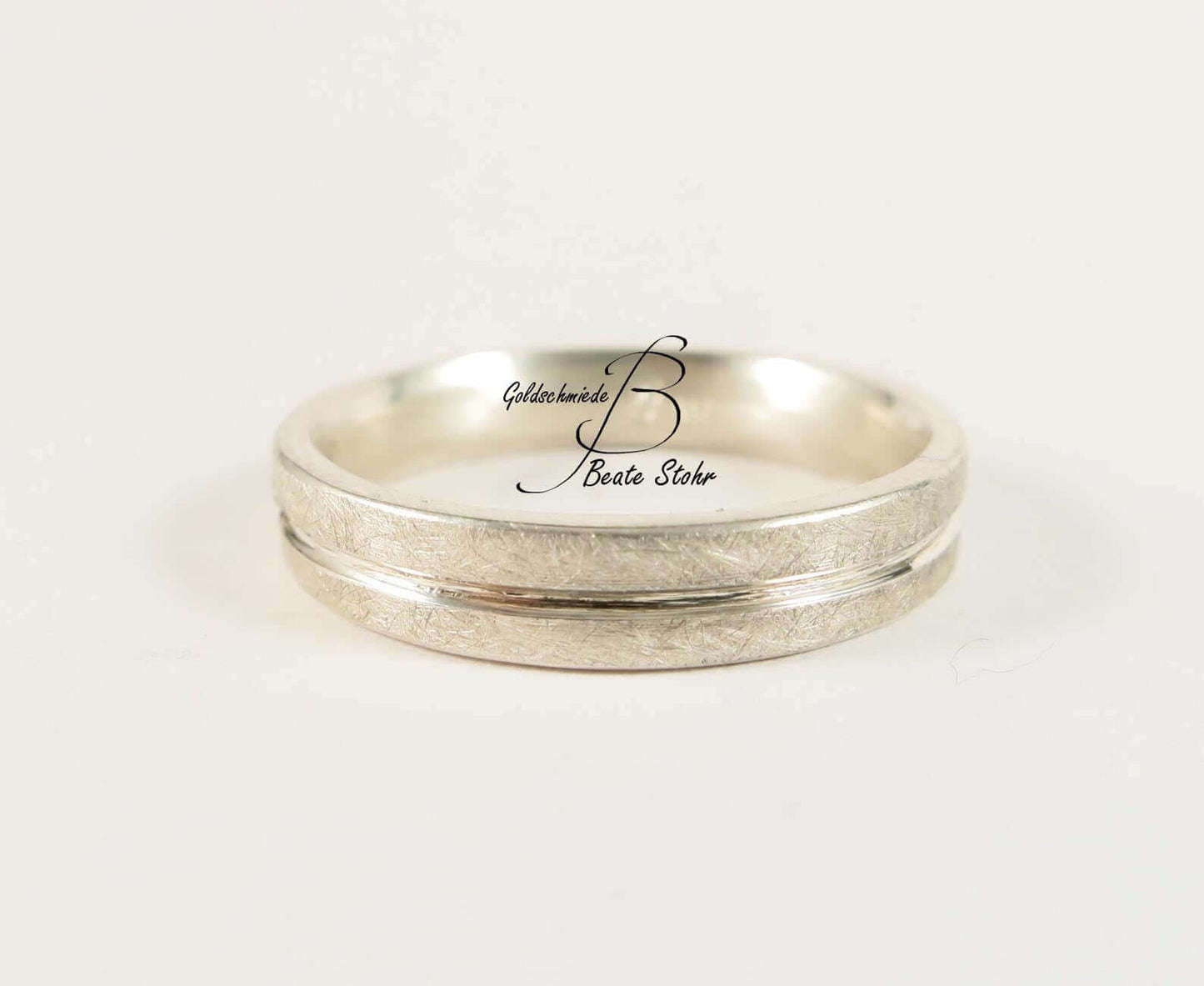 silberner Ring mit Rille