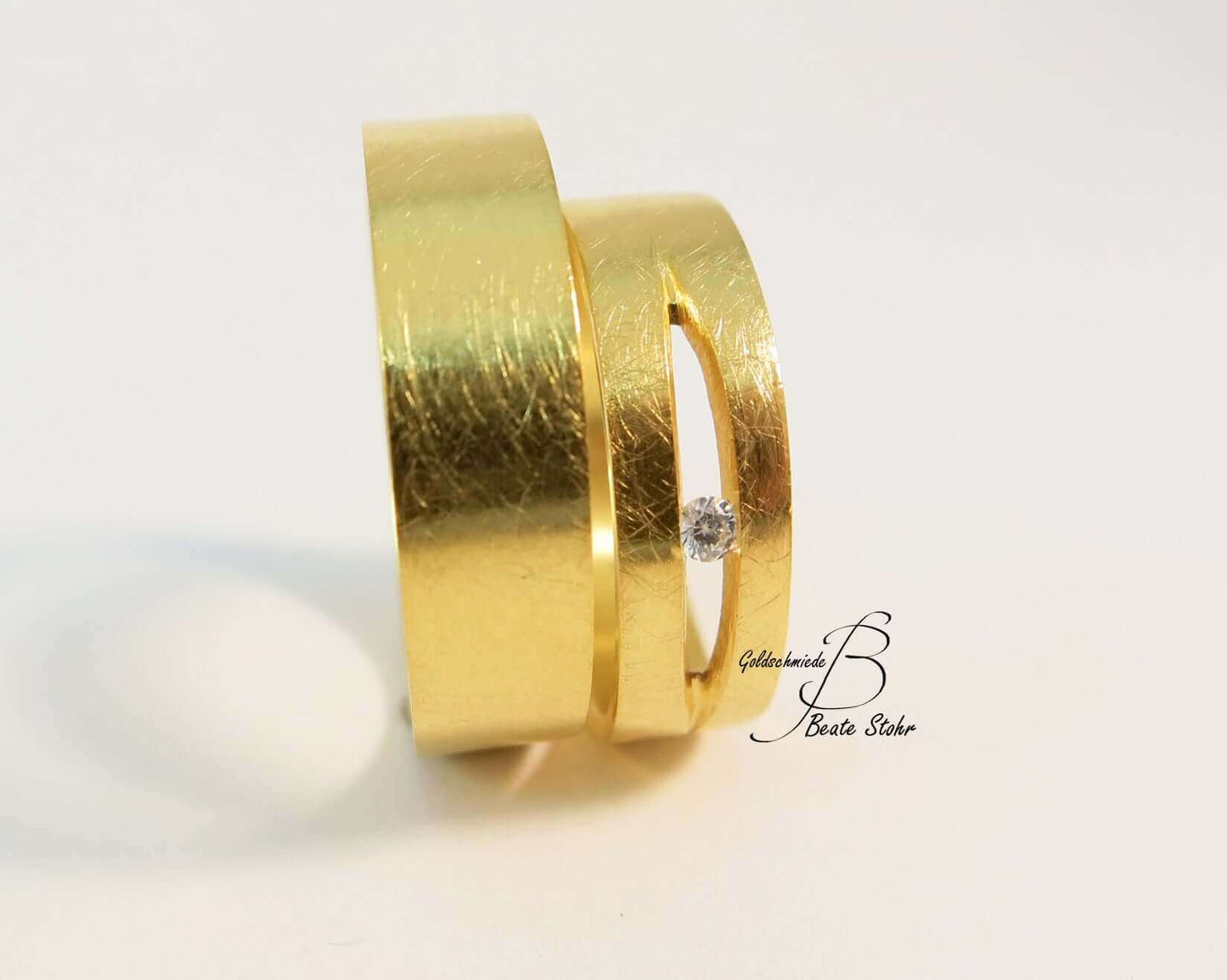 Trauring mit Diamanten