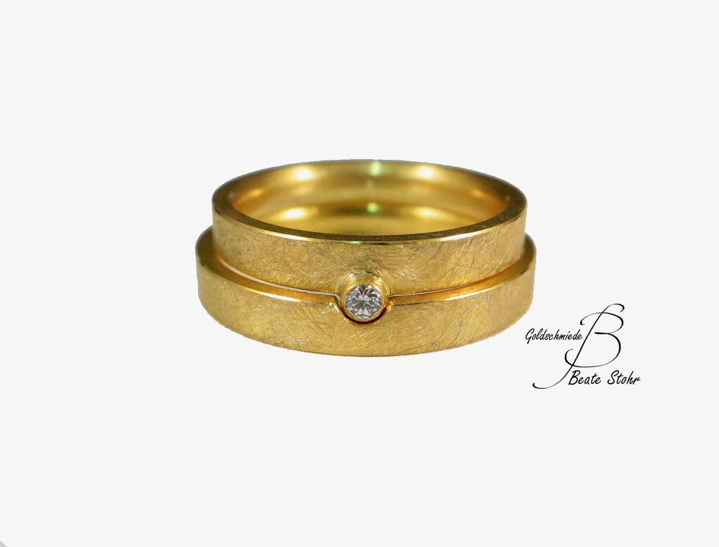 goldene Trauringe mit Diamant