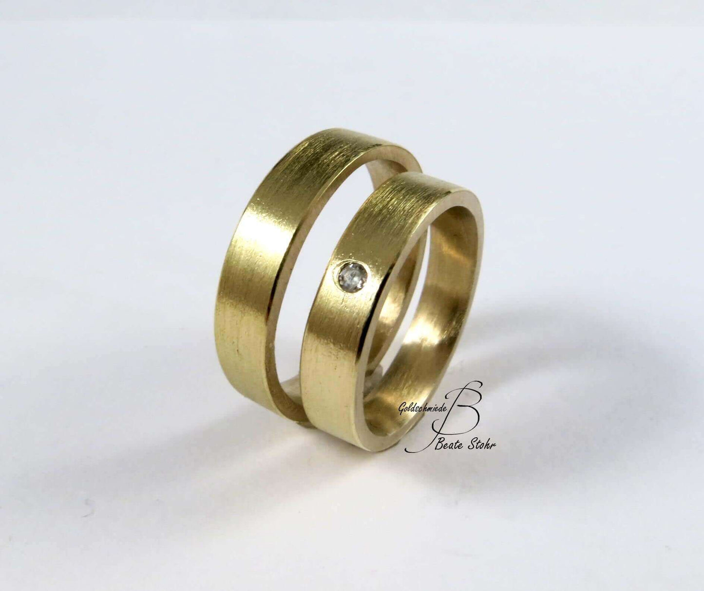 goldene Trauringe schlicht