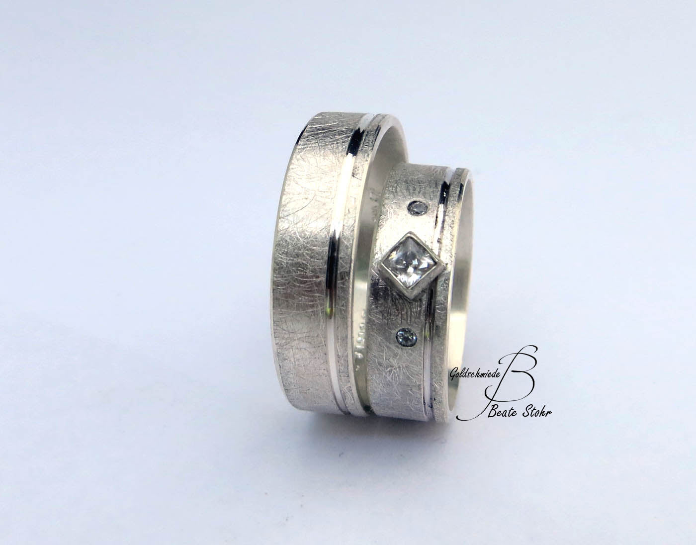 Trauringe mit Prinzess-Stein und feiner Linie