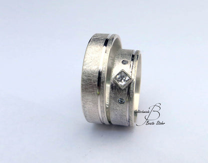 Trauringe mit Prinzess-Stein und feiner Linie