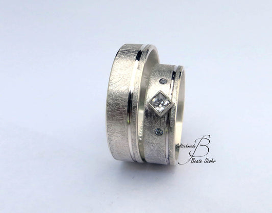 Trauringe mit Prinzess-Stein und feiner Linie
