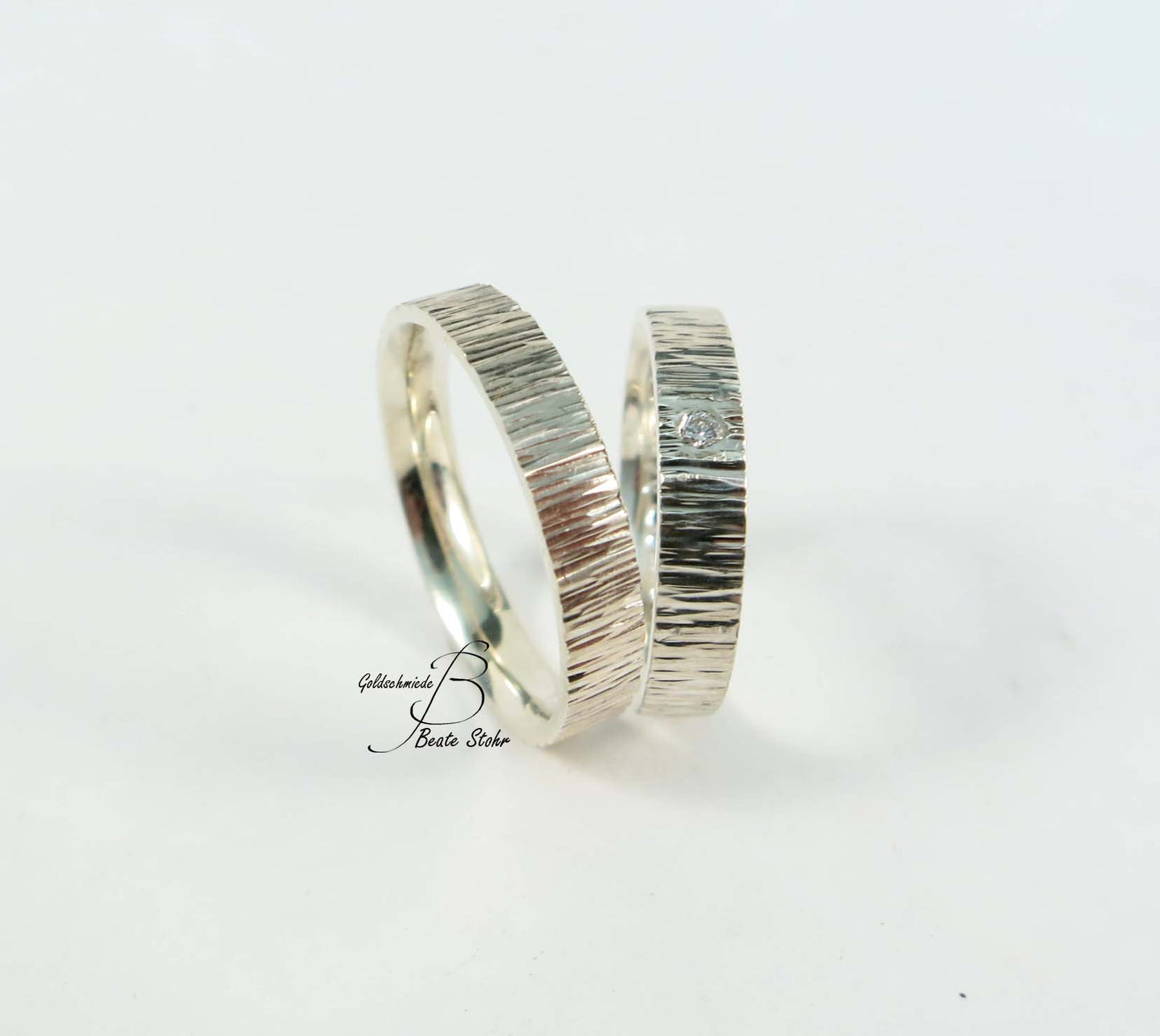 Trauringe "Baumrinde" mit Diamant