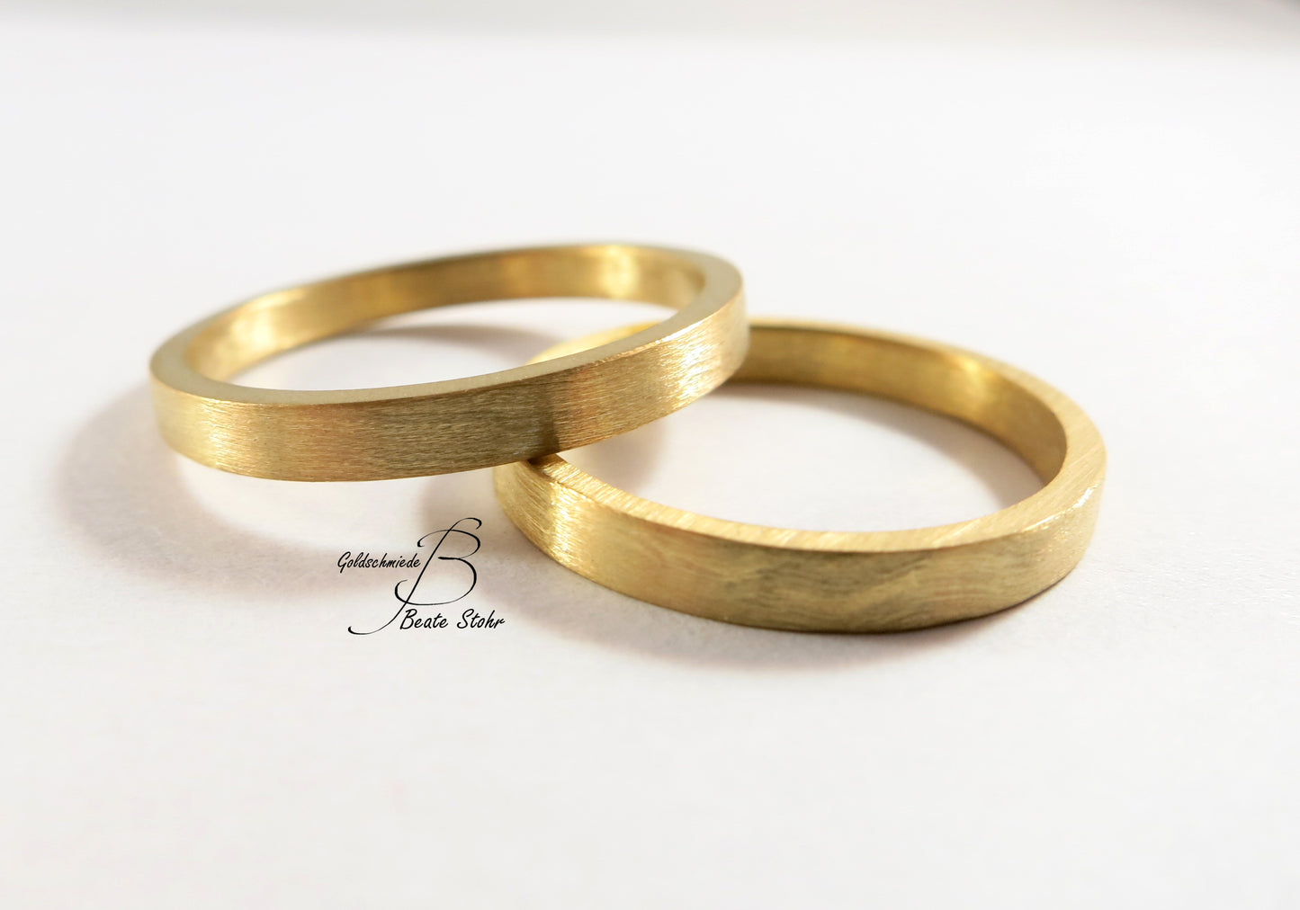 schlichte Trauringe in 585/- Gelbgold Handarbeit