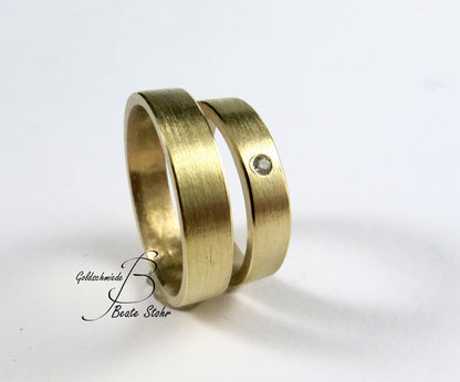 Trauringe schlicht strichmatt mit Diamant