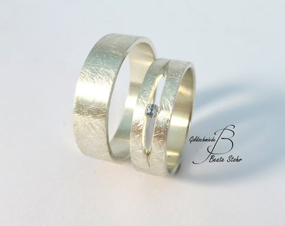Paar Trauringe mit Diamant