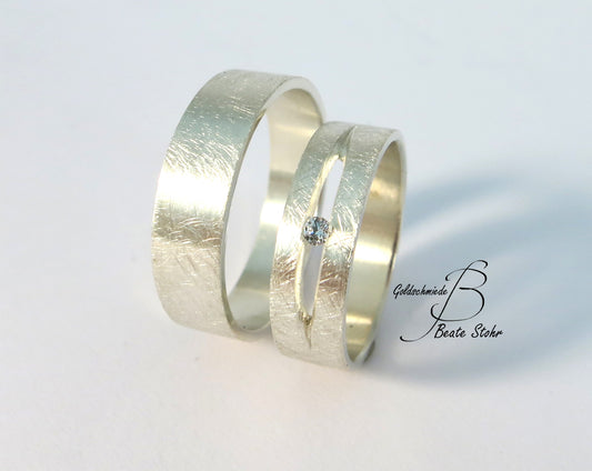 Paar Trauringe mit Diamant