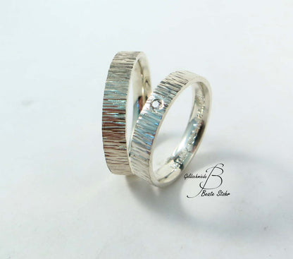 Trauringe "Baumrinde" mit Diamant
