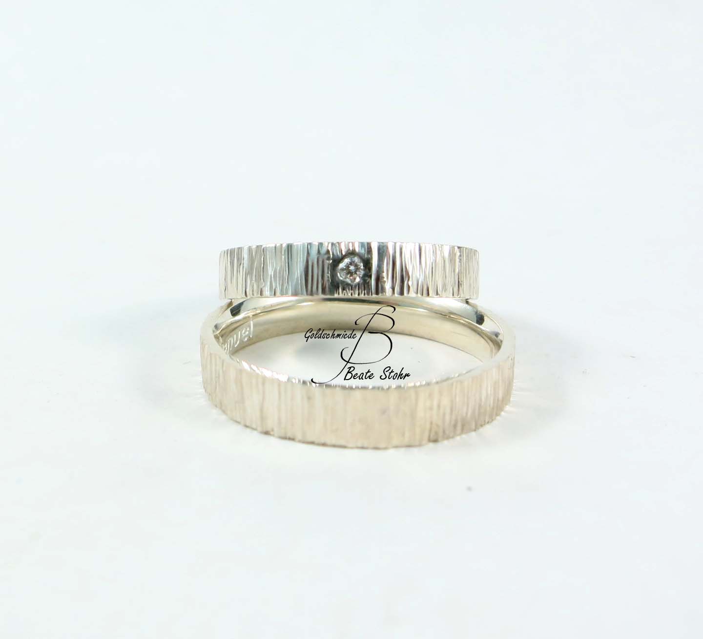 Trauringe "Baumrinde" mit Diamant