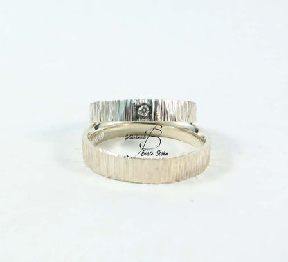 Trauringe "Baumrinde" mit Diamant