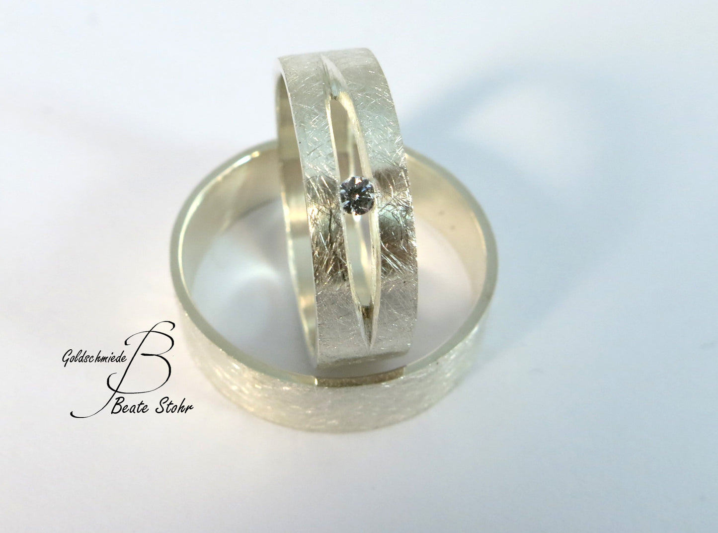 Paar Trauringe mit Diamant