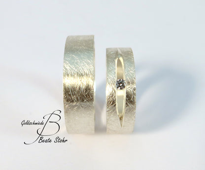 Paar Trauringe mit Diamant