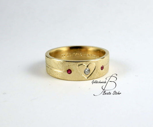 Trauring mit Herz Diamant & Rubin Gold