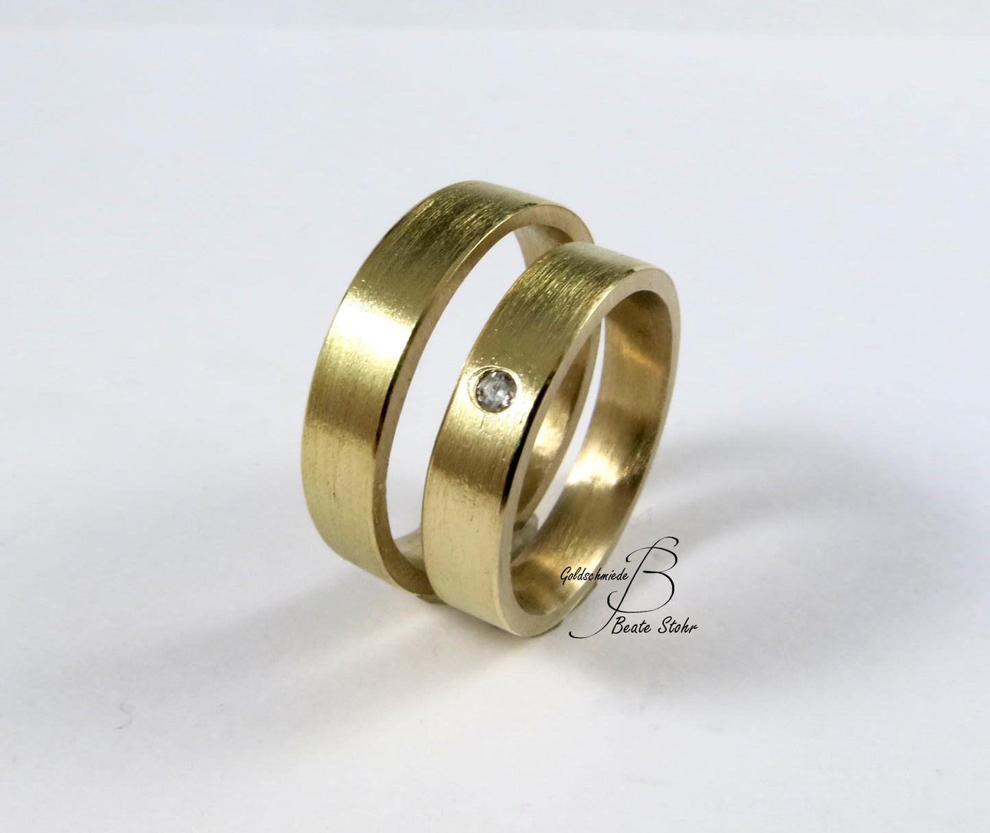 Trauringe schlicht strichmatt mit Diamant