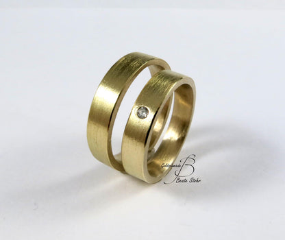 Trauringe schlicht strichmatt mit Diamant
