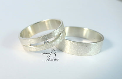Paar Trauringe mit Diamant