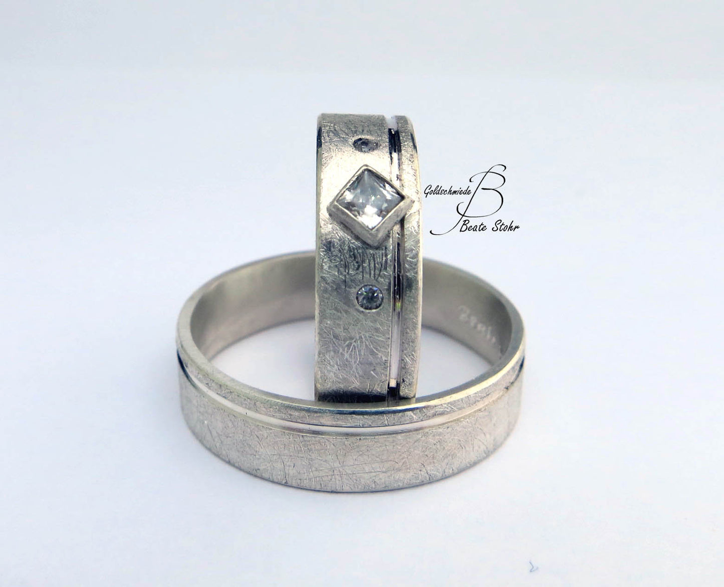 Trauringe mit Prinzess-Stein und feiner Linie
