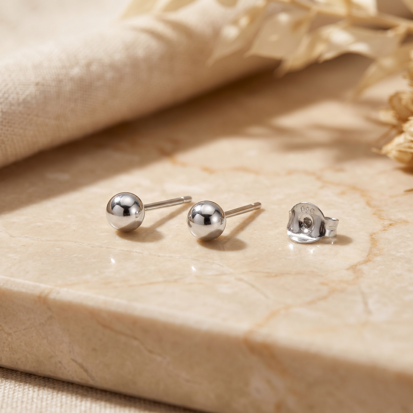 Handgefertigte Kugel Ohrstecker 925 Silber 3mm und 6mm auf edlem Hintergrund – Traumschmuckwerkstatt