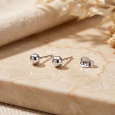 Handgefertigte Kugel Ohrstecker 925 Silber 3mm und 6mm auf edlem Hintergrund – Traumschmuckwerkstatt